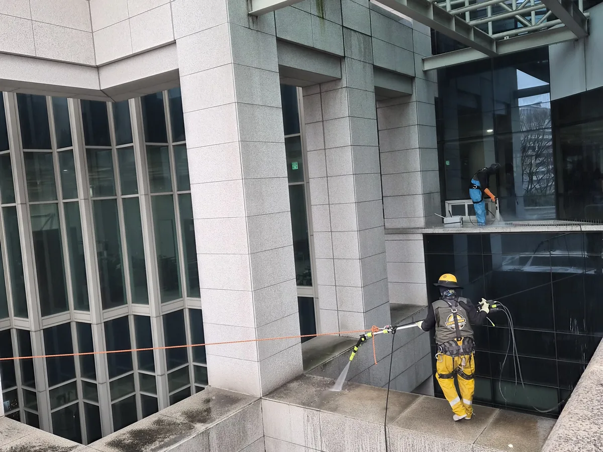 여주시 매룡동 상가건물 옥상 파라펫 장비 주변 정밀 위생청소 사례 - 행진크린