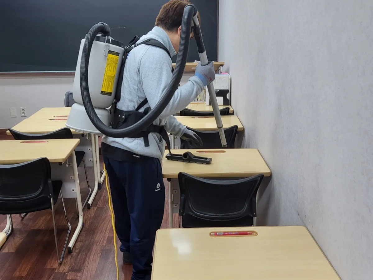 여주시 신진동 학교 현관·중앙홀 바닥 위생청소 사례 - 행진크린
