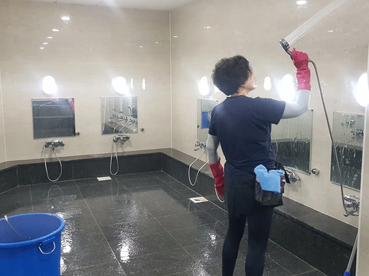 안성시 삼죽면 목욕탕 탈의실·파우더룸 바닥 위생청소 사례 - 행진크린