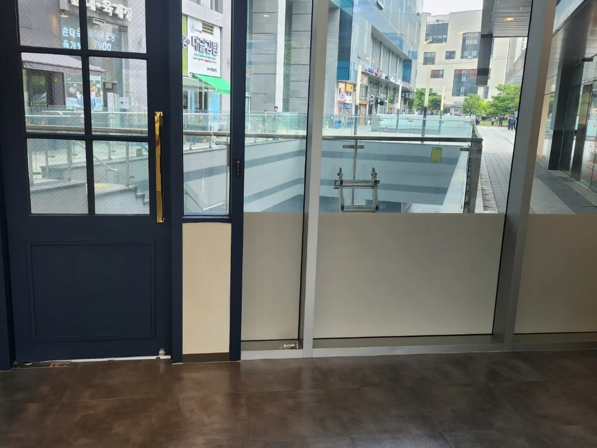 안성시 삼죽면 현장 출입문·프레임 바닥 위생청소 사례 - 행진크린